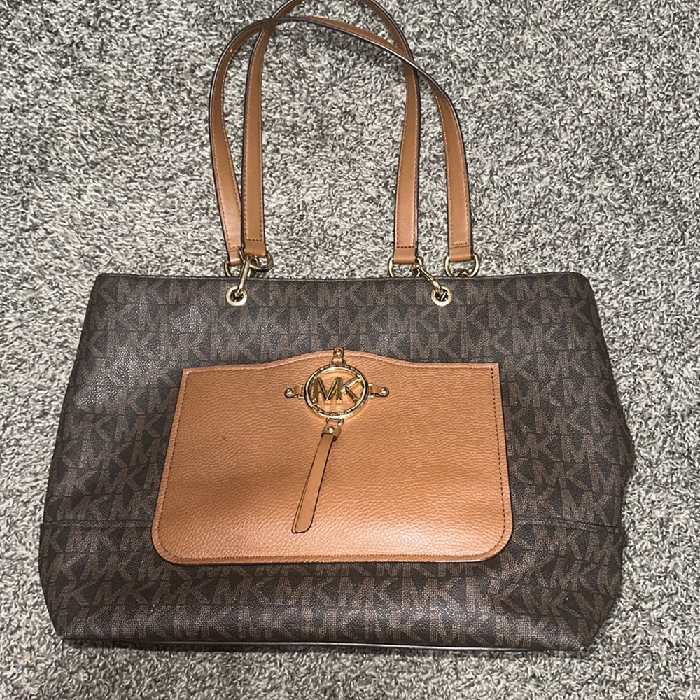 Michael Kors Amy Large Tote in Brown/luggage color